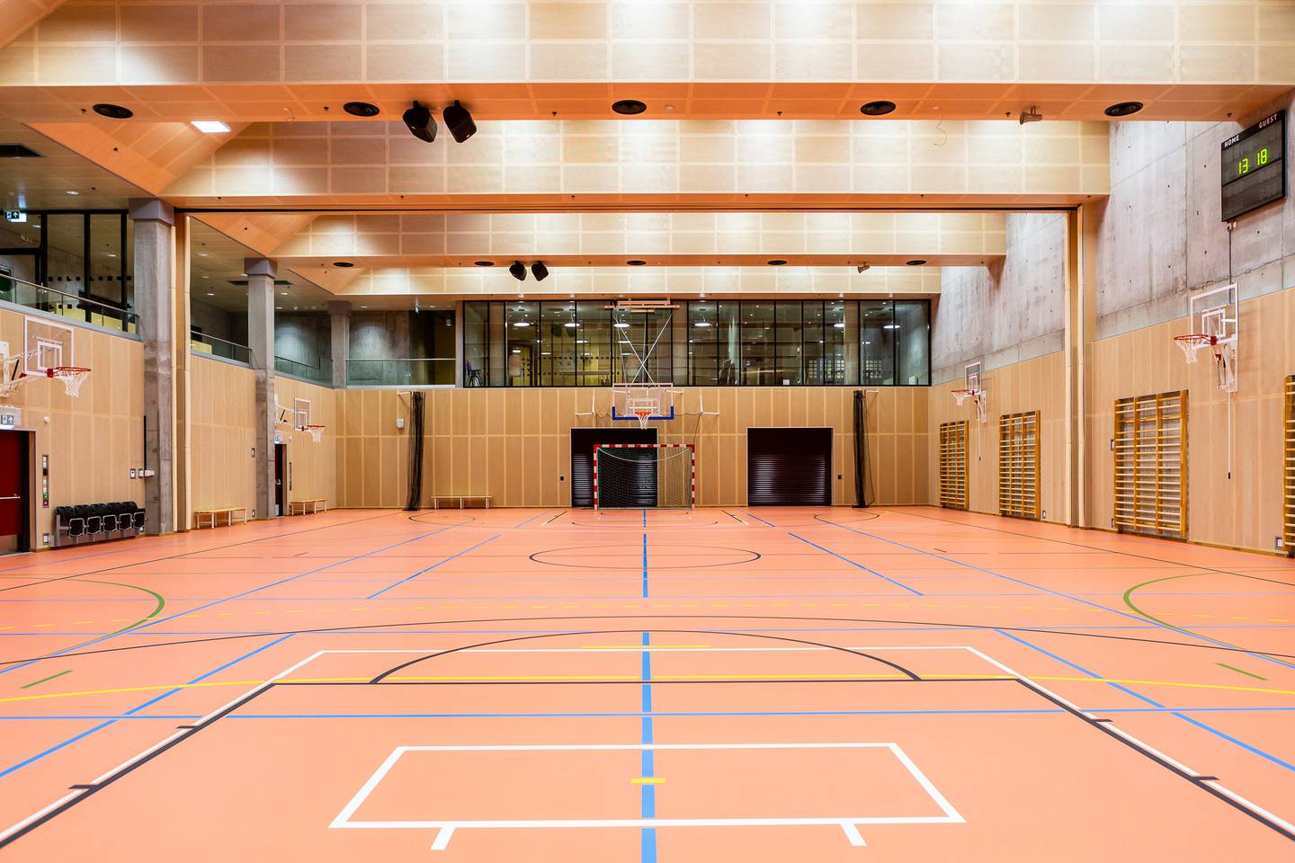 Majorstuen flerbrukshall har en spilleflate tilsvarende en basketballbane, og kan deles i tre parallelle gymsaler ved behov. I tillegg har hallen et aktivitetsrom på rundt 80 kvadratmeter, møte- og klubbrom på rundt 40 kvadratmeter, samt en tribune med plass til rundt 130 personer.
