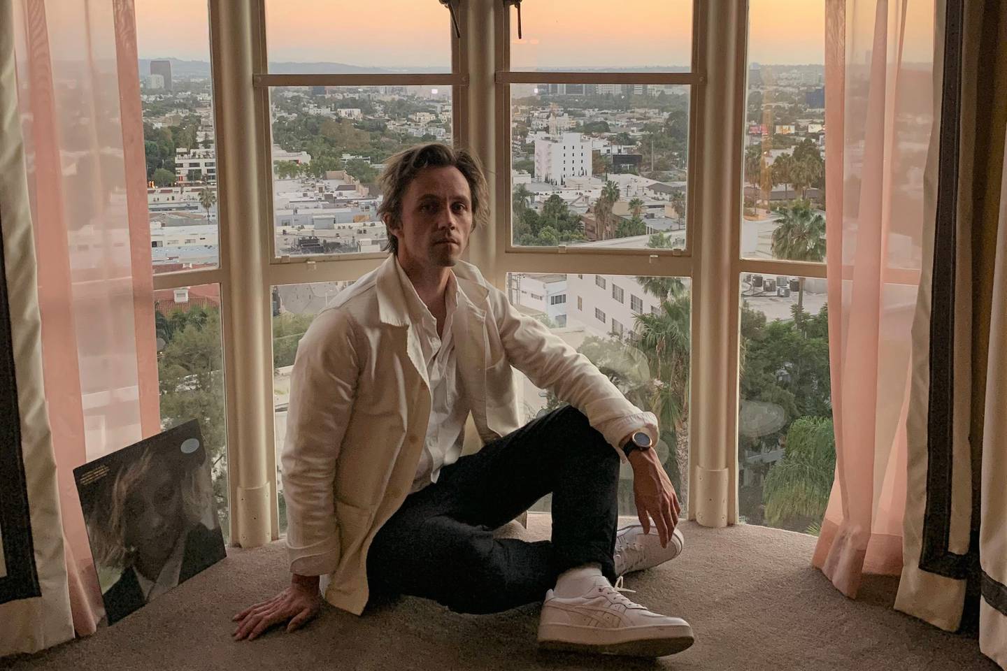 Sondre Lerche i Sunset Tower i Los Angeles, som har gitt navn til hans nye singel.