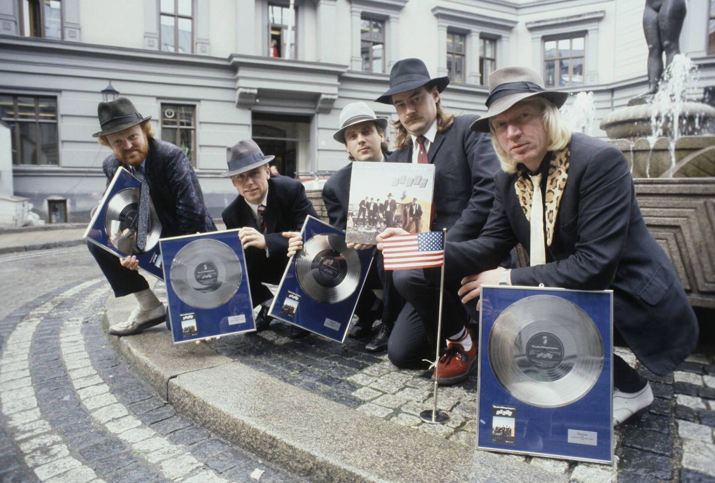1983: Vazelina Bilopphøggers får sølvplate for albumet "På Tur". Fra venstre Viggo Sandvik, Jan Einar Johnsen, Rune Endal,  Eldar Vågan og Arnulf Paulsen.