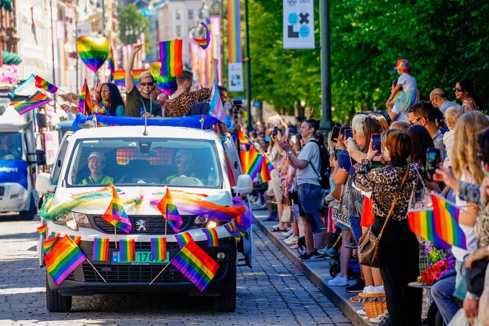 Pride-paraden i Oslo i 2021. En lærer i Osloskolen reagerer på at lærere og elever i år kan gå under Osloskolens fane.