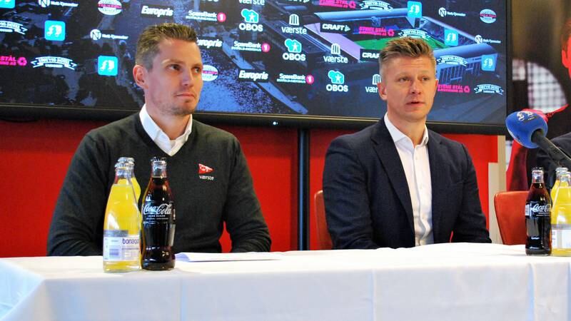 Fredrikstad Fotballklubbs sportssjef Joacim Heier (t.v.) og ny hovedtrener Mikkjal Thomassen under presentasjonen av sistnevnte på Fredrikstad stadion 1. november 2022.