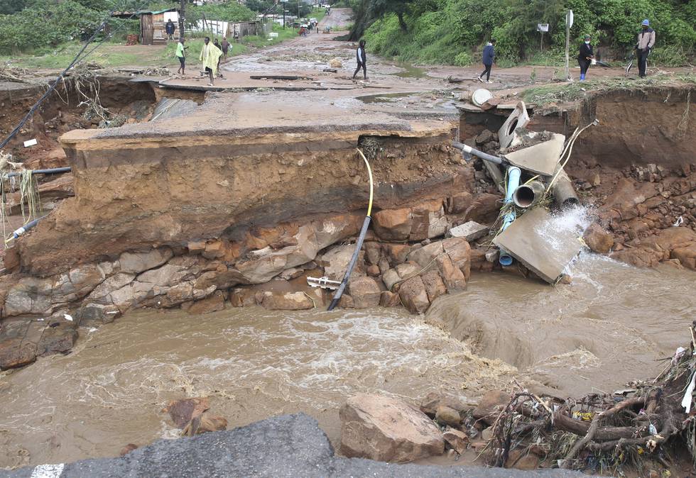 I Ntuzuma utenfor Durban har vannet skylt vekk en bro. Det er mer regn i vente i området, der titalls mennesker har mistet livet i flom og jordskred. Foto: AP / NTB