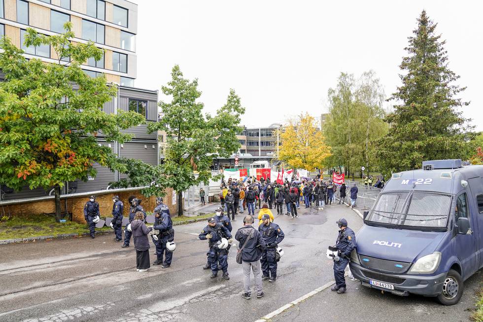 Politiet var godt representert under Sians demonstrasjon ved Furuset senter lørdag. Foto: Torstein Bøe / NTB