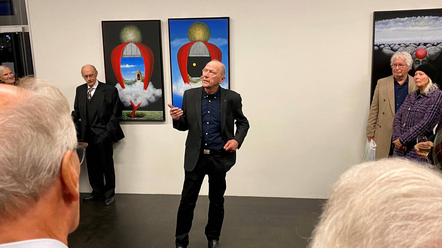 Stavangerkunstner Sigvard Marnburg holdt en liten tale like etter at Kjell Pahr-Iversen (til venstre) åpnet utstillingen med en rosende åpningstale.