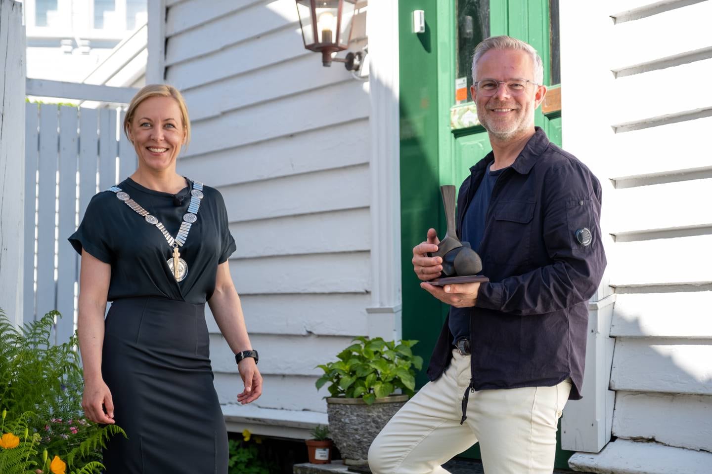 Tore Renberg er tildelt Rogaland fylkeskommunes kulturpris 2021. Her sammen med fylkesordfører Marianne Chesak.
