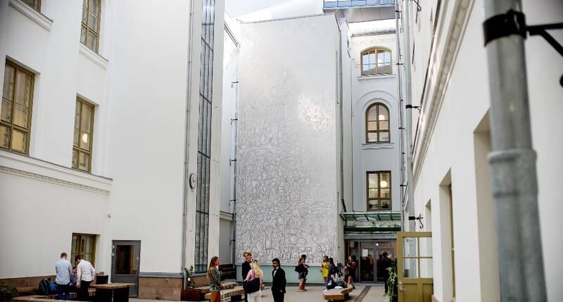 Olav Christopher Jenssens 15 meter høye kunstverk «Slik livet er» er en daglig påminnelse for elevene ved Edvard Munch videregående skole. Den detaljrike installasjonen dominerer gårdsrommet som også er skolens inngang, og et lite skilt forteller at originalen er utført som tegning i størrelse 1:1. FOTO: FRØYDIS FALCH URBYE