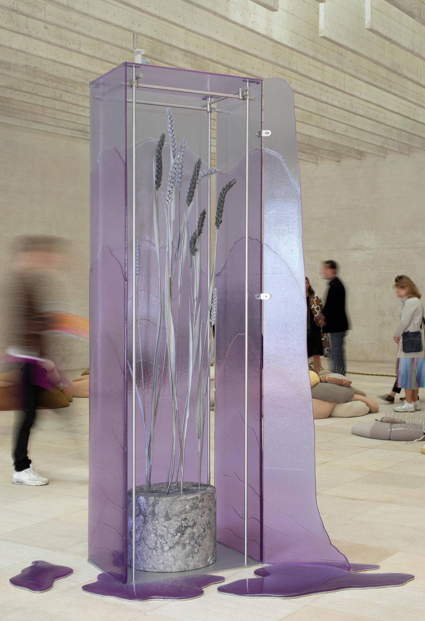 Den ene av Ane Graffs «States of inflammation»-installasjoner: «Glass cabinet in Fuchsia glass». FOTO: FINNISH NATIONAL GALLERY, PIRJE MYKKÄNEN