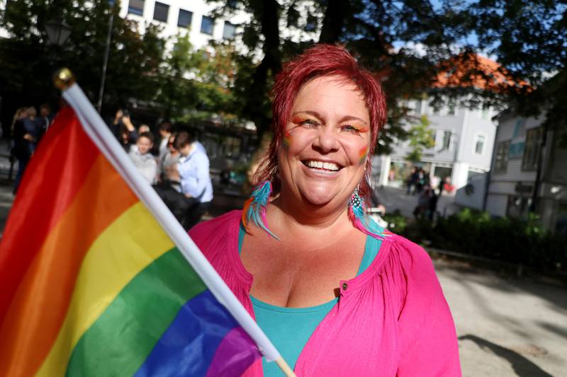 Kjersti Sagerup med regnbuefargede øyevipper, maling i kinnene og regnbueflagg.