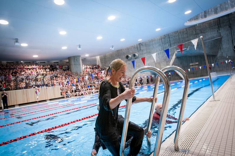 Ordfører Christine Sagen Helgø (H) hoppet i bassenget da hun åpnet Gamlingen i 2017, og hun kunne ikke være noe dårligere denne gangen.