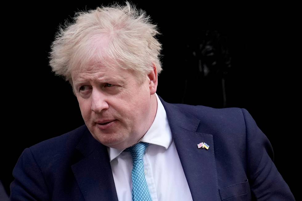 Flere av statsrådene i den britiske regjeringen vil onsdag kveld be Boris Johnson om å gå av, melder britiske medier. Foto: AP / NTB