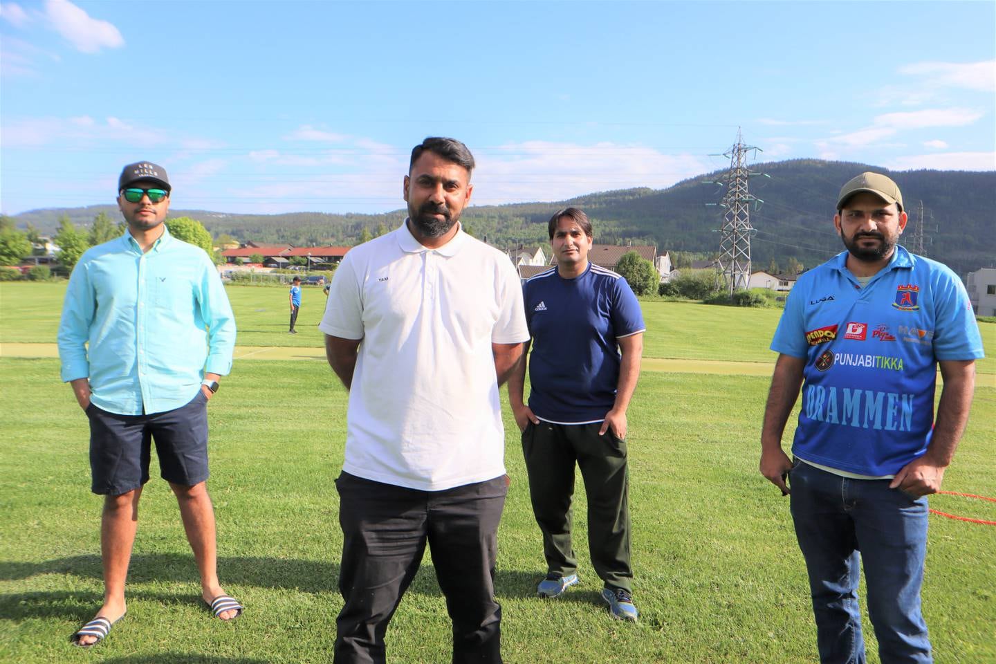 Fra venstre Omar Iqbal, fungerene leder ved Strømsø Cricketklubb, Basif Khan spiller på Strømsø Cricketklubb, Rameez Ashiq er kaptein på Strømsø klubb og Waqas Asif som er trener for U15 og U16 i Drammen cricketklubb.