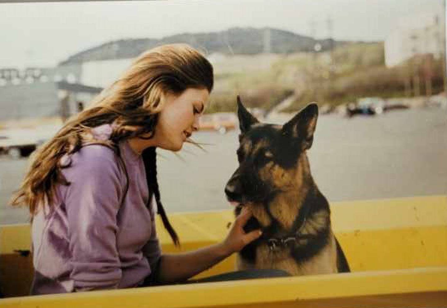 Monica savnet både omsorg og kjærlighet fra moren sin i oppveksten. Her er hun med sin elskede hund Sheik på et Amcar-treff 1. mai 1980.