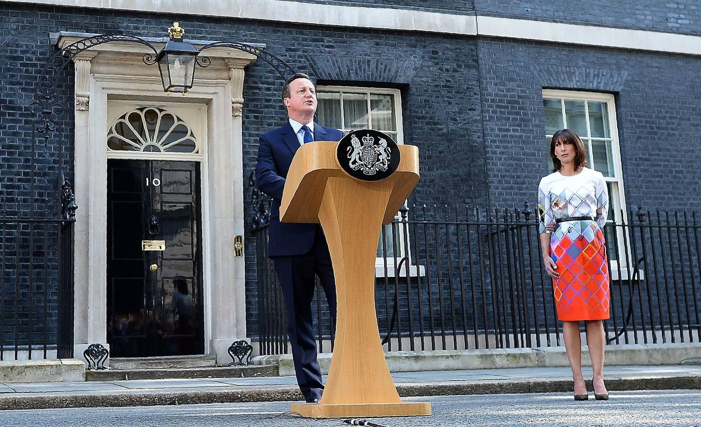 British Prime Minister David Cameron (C) flanked his wife Samantha speaks to the press in front of 10 Downing street in central London on June 24, 2016.
Britain has voted to break out of the European Union, striking a thunderous blow against the bloc and spreading panic through world markets Friday as sterling collapsed to a 31-year low. / AFP PHOTO / BEN STANSALL