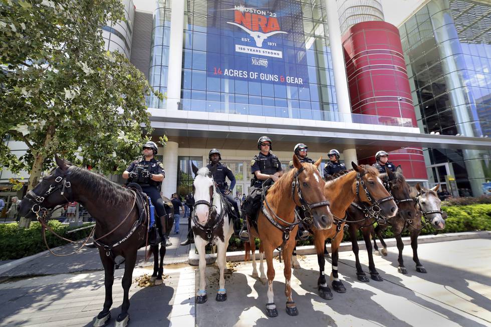 Ridende politi holder vakt ved våpenlobbyens årsmøte i Houston. Foto: Michael Wyke / AP / NTB
