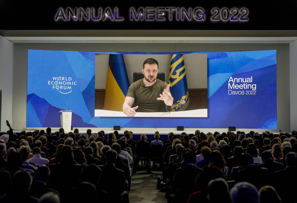 Ukrainas president Volodymyr Zelenskyj holdt mandag videotale til Verdens økonomiske forum i Davos i Sveits. Foto: Markus Schreiber / AP / NTB
