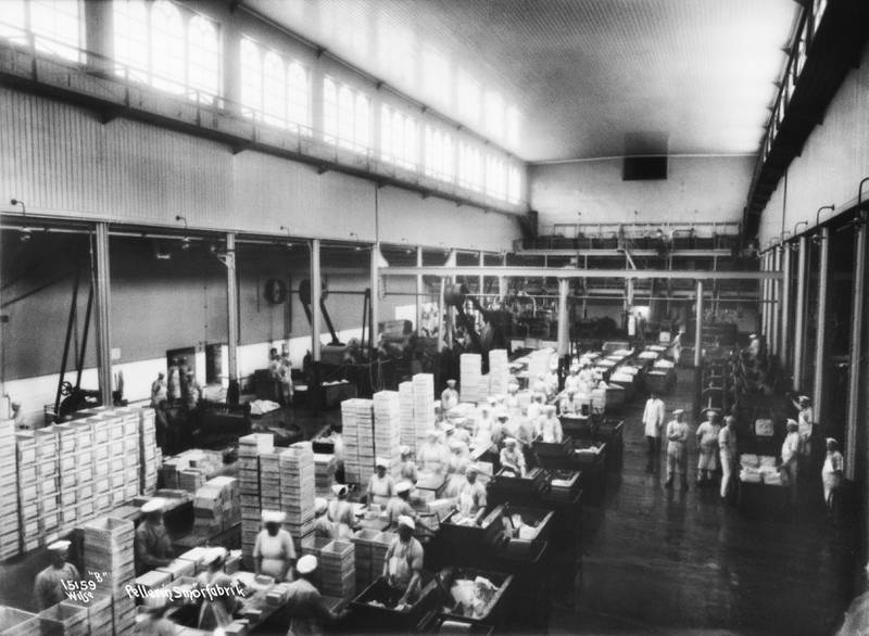 PELLERINS MARGARINFABRIKK ca. 1925: Pellerin Fils & Co var Skandinavias første margarinfabrikk. Produksjonen starta i Borg-gata i 1876, fra 1893 i nr. 7. Her holder nå blant annet Norges Dansehøyskole til. FOTO: ANDERS BEER WILSE/OSLO MUSEUM