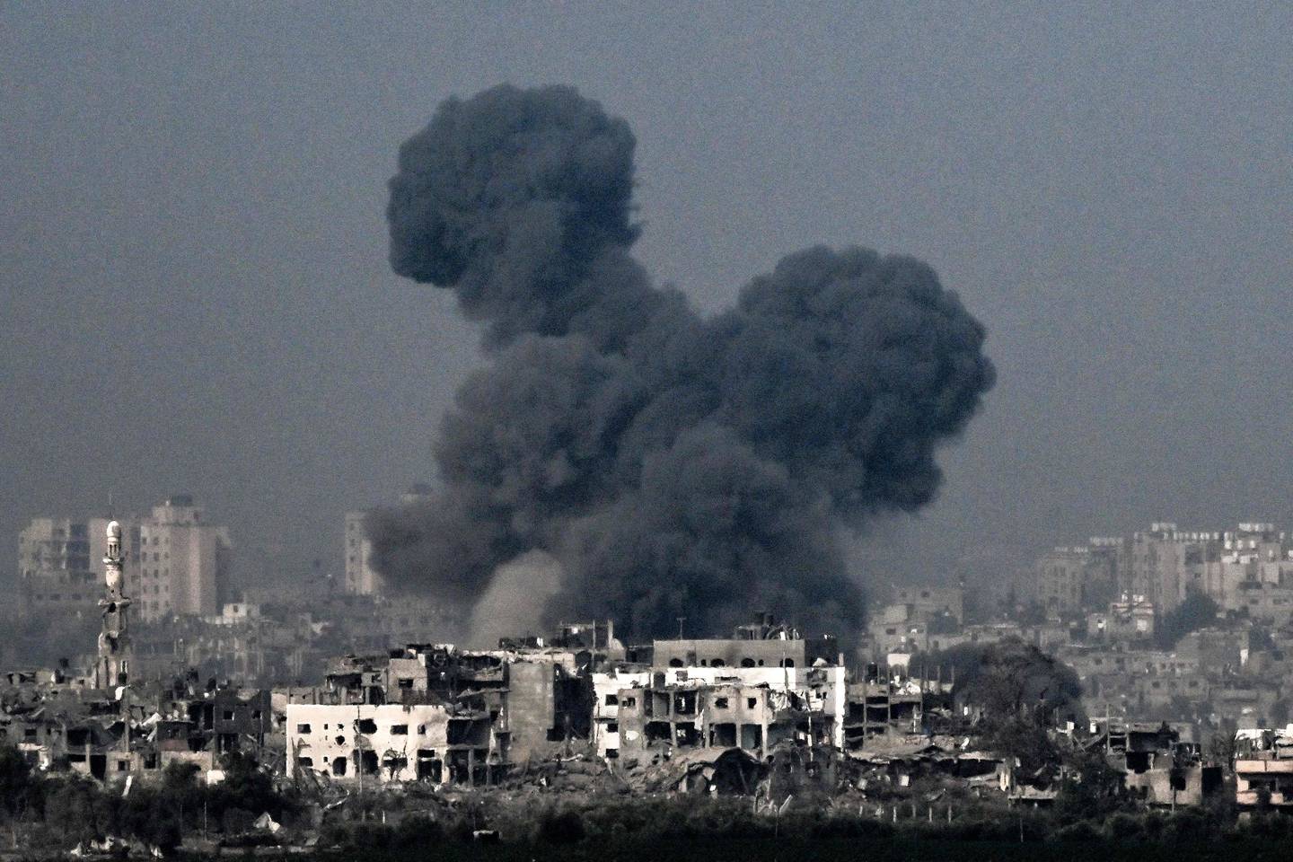 Israelske styrker har ifølge den israelske hæren bombet 150 underjordiske mål i løpet av det siste døgnet.