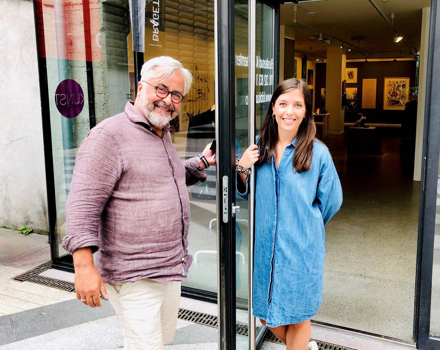 Andor Roksvåg og Marte Grette ved Buskerud Kunstsenter åpner døra til Østlandsutstillingen torsdag 20. juni. Foto: Elisabeth Helgeland Wold