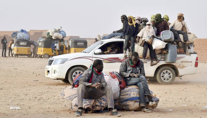 Agadez i Niger er et knutepunkt for migranter på vei fra sør til nord, men også for dem som ikke kom seg videre til Europa fra Libya og i stedet er blitt sendt tilbake, som disse mennene. Hjelpeorganisasjoner frykter EUs nye migrasjonsløsning vil ramme de fattigste.