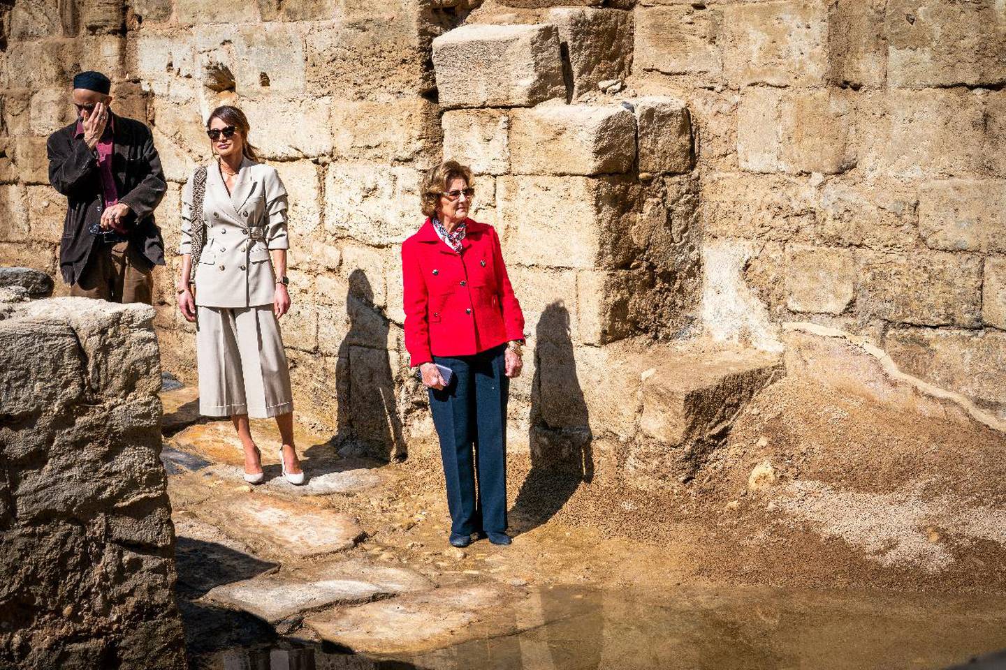 Dronning Sonja ved dåpsstedet ved den østlige bredden av Jordan-elven der Jesus ble døpt av Johannes døperen. Det historiske og arkeologiske verdensarvstedet heter Al-Maghtas, som betyr «dåp» eller «fordypning» på arabisk. Sammen med dronningen er Jordans dronning Rania og prins Ghazi.