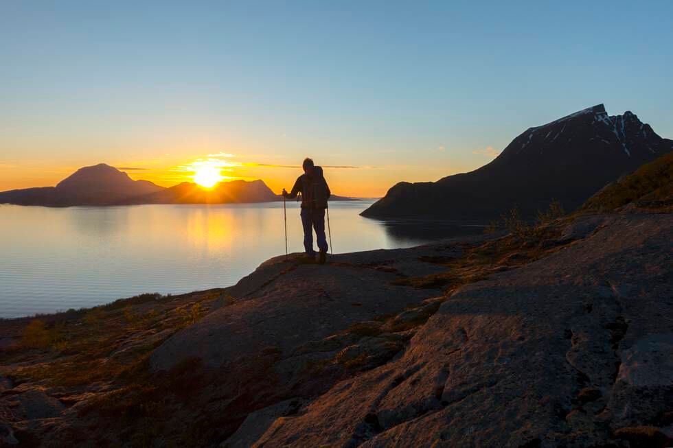 Mann på topptur i solnedgang på Helgelandskysten. Nord-Noreg blir den store vêrvinnaren i helgen trass i kjøligare temperaturar. Foto: Gorm Kallestad / NTB / NPK
