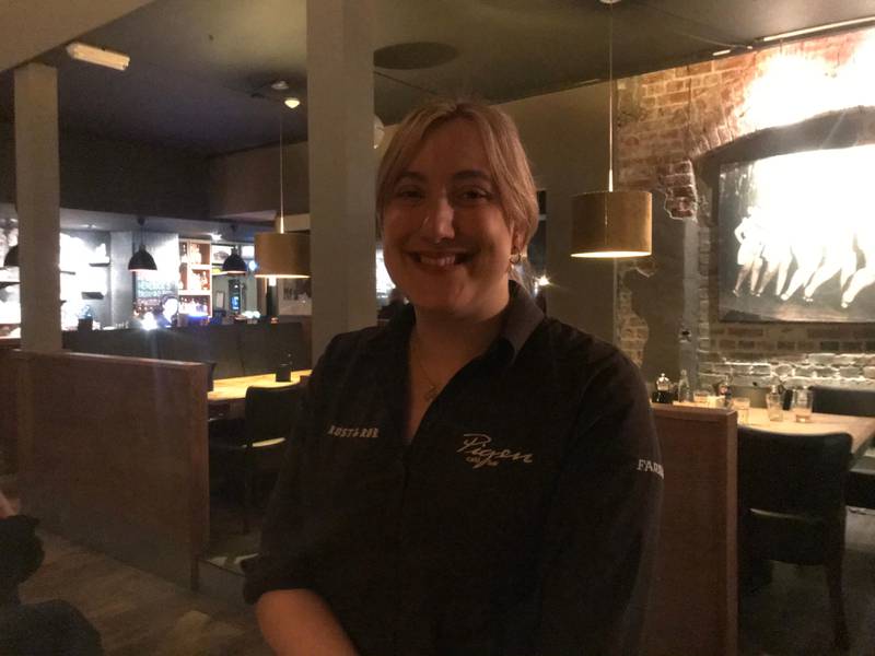 Liv Kristine Moe hadde ansvarsvakt på Pigen tirsdag kveld. Hun er glad for at restauranten er med på Spis for 100-konseptet.