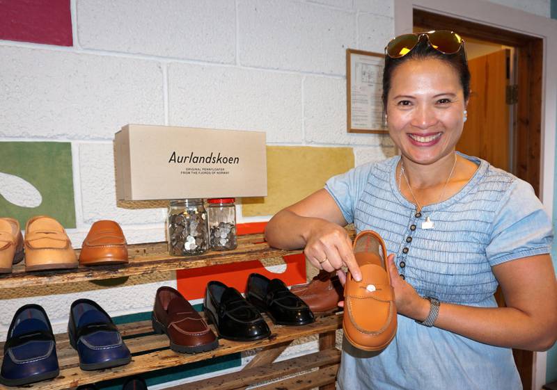 Vanarat Mjøs viser fram den eneste norskproduserte skoen, som fortsatt håndlages: Aurlandskoen!