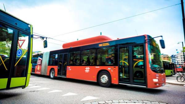 2.400 bussjåfører kan parkere bussene lørdag. Her kan det bli streik