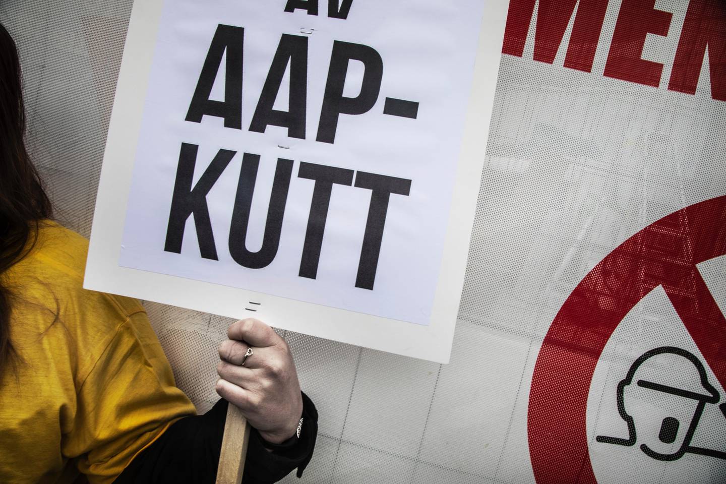 På plakatene til demonstrantene sto det blant annet slagord som «rammet av AAP-kutt».