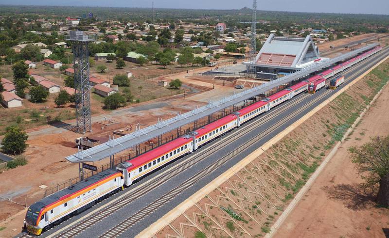 Slik ser det ut, toget som nå bringer passasjerer med rekordfart mellom Nairobi og Mombasa. Her er «The Madaraka Express Passenger Service» fotografert på Voi stasjon. Det kostet om lag 27 milliarder kroner å bygge den nye banen.