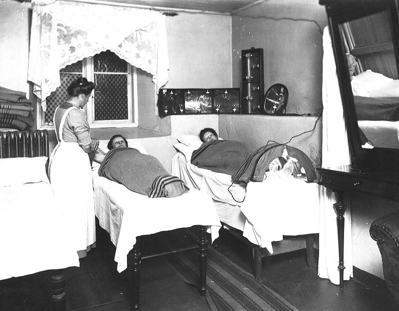 KURBADET 1908: Varmebehandling med tepper.