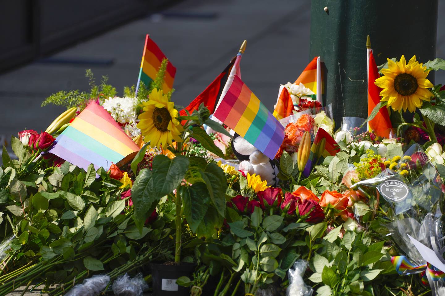 Oslo 20220625. 
Folk har lagt ned blomster og pride-flagg etter det i natt ble avfyrt flere skudd i 1.15-tiden på utsiden av London pub i sentrum av Oslo, der flere ble skadd og to drept.
Foto: Terje Pedersen / NTB