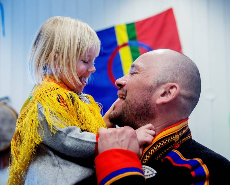 Mikkel Gaup sto for underholdningen. Her med datteren Ylva (3).