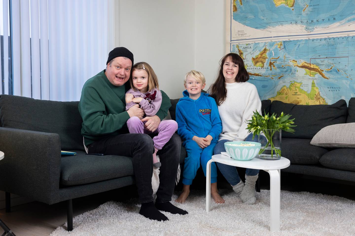 Espen Lervaag sammen med kona Caroline og barna Amy og Edvin. Hele familien er med i neste sesong av Sofa.