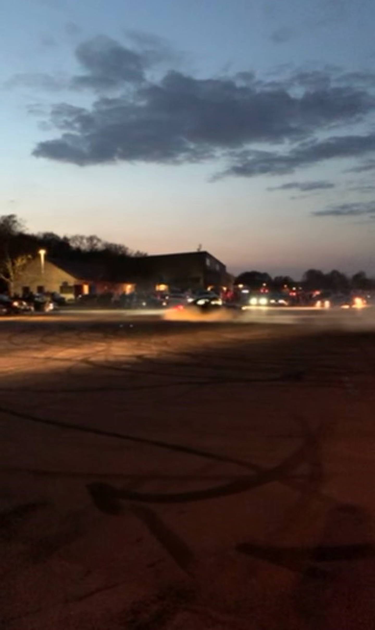 Biler spant rundt på området utenfor flymuseet på Sola lørdag kveld.