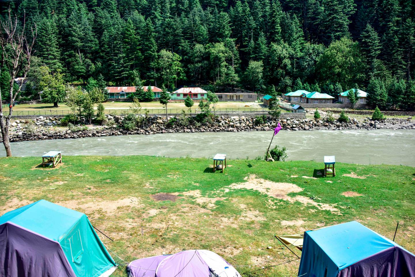 A general view of an empty tourist place alongside a river near the Line of Control, the de facto border between Pakistan and India, in Neelum Valley of Pakistan-administered Kashmir on August 6, 2019. - Roads were empty, shops shuttered, and hotels vacant in Pakistani-administered Kashmir Tuesday, as tension mounted along the de-facto border with India following Delhi's move to bring part of the disputed Himialayan territory under its direct control. (Photo by SAJJAD QAYYUM / AFP) / To go with story 'PAKISTAN-INDIA-KASHMIR' by Sajjad Qayyum