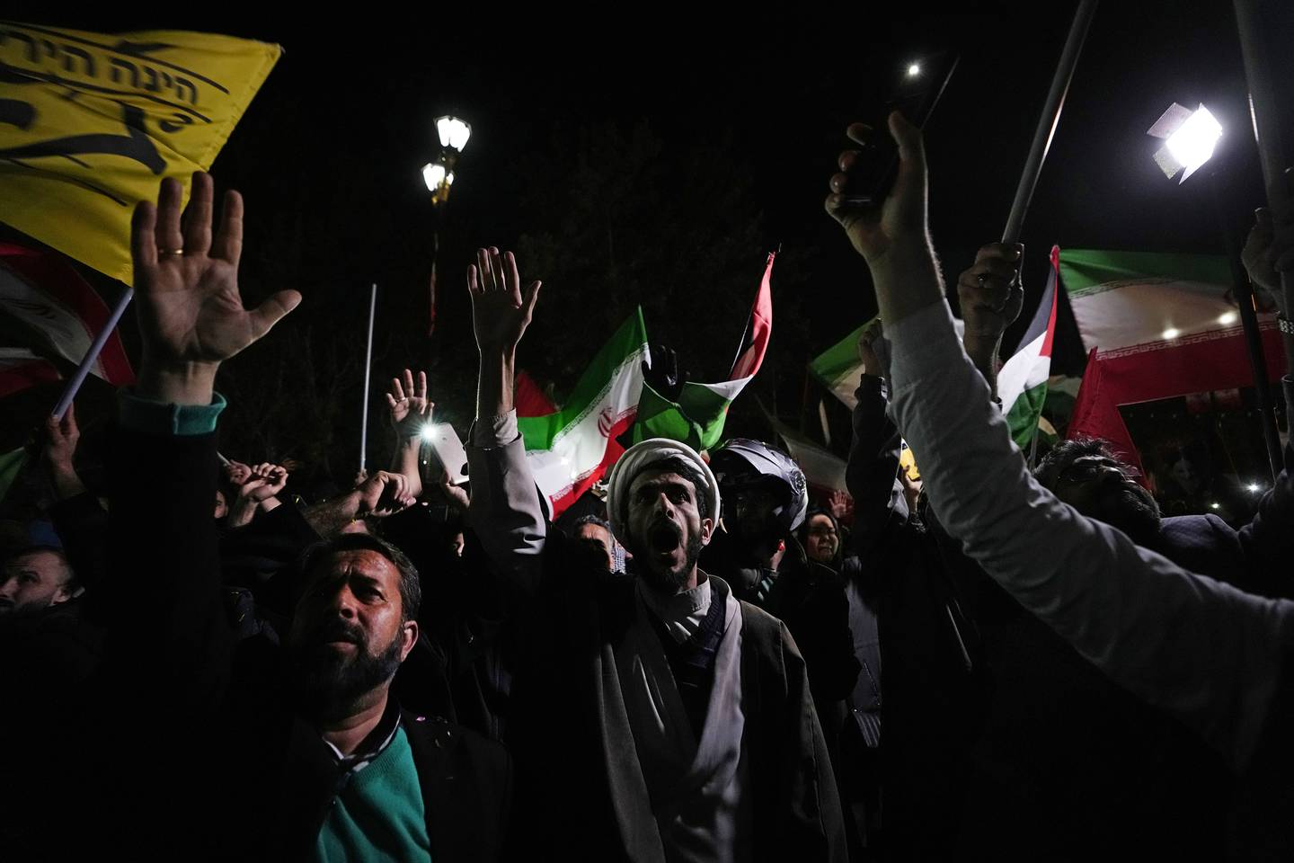 Iranske demonstranter roper slagord da de samlet seg for å vise støtte til Irans militæraksjon i Israel natt til søndag.