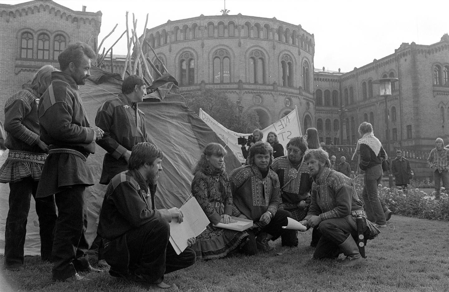 OSLO 19791008:  Samer med lavvo (sametelt) foran Stortinget i Oslo demonstrerer mot utbyggingen av Alta-Kautokeino-vassdraget. Foto: Vidar Knai, / NTB / SCANPIX  - - Bildet er ca 6 MB - - 
