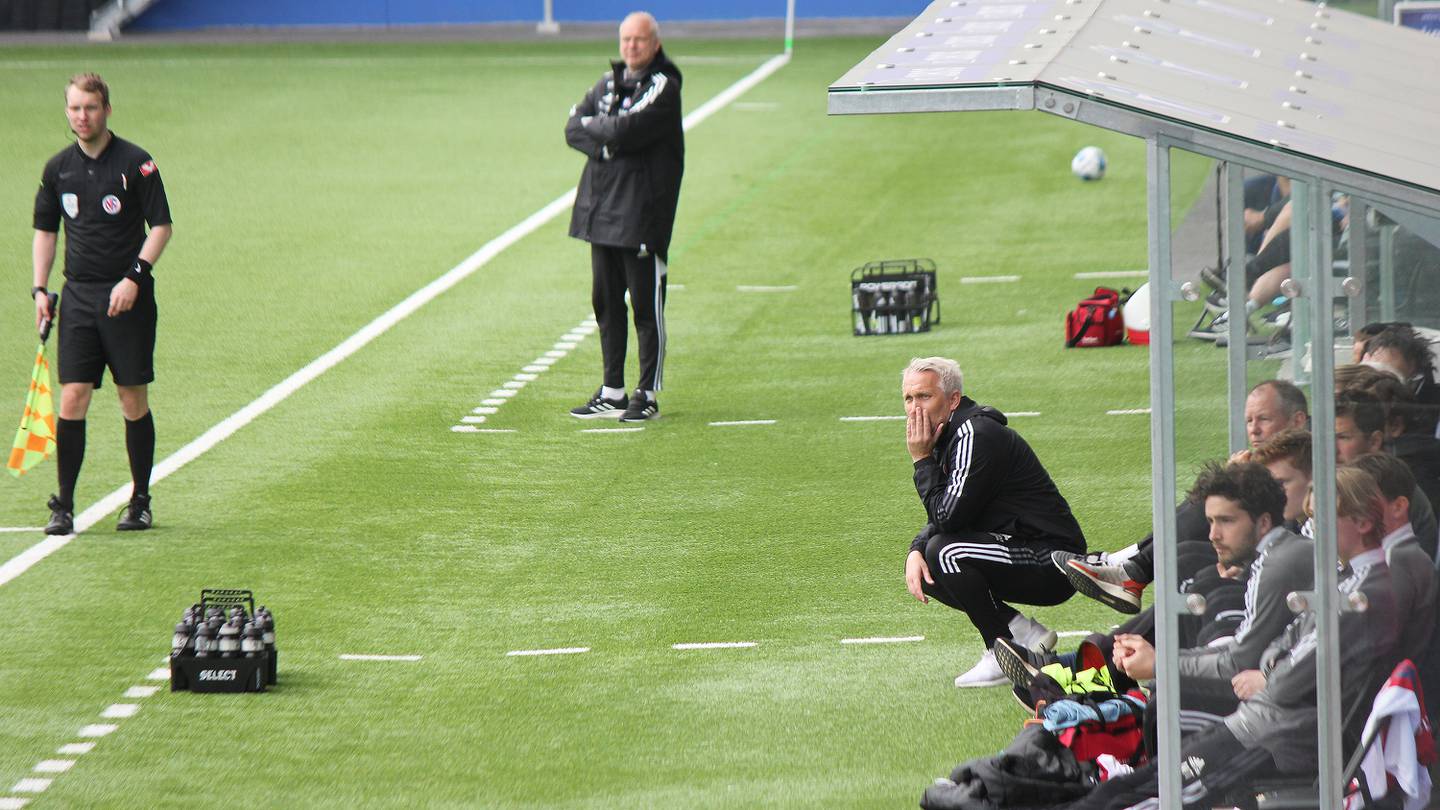 KFUM Oslo-trener Jørgen Isnes under treningskampen mellom Kåffa og Vålerenga torsdag. VIF-trener Dag-Eilev Fagermo i bakgrunnen.