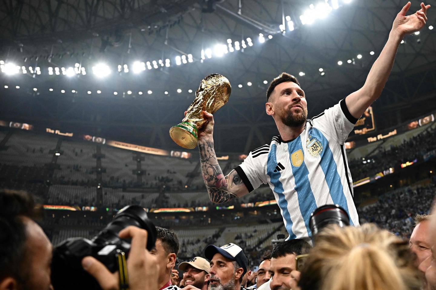 Lionel Messi løftet VM-trofeet med Argentina i desember.