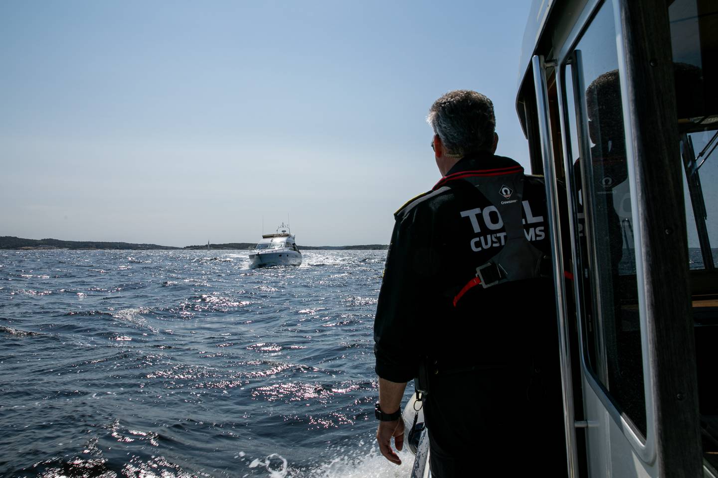 Førstetollinspektør Per Magne Solberg speider etter båter å kontrollere.