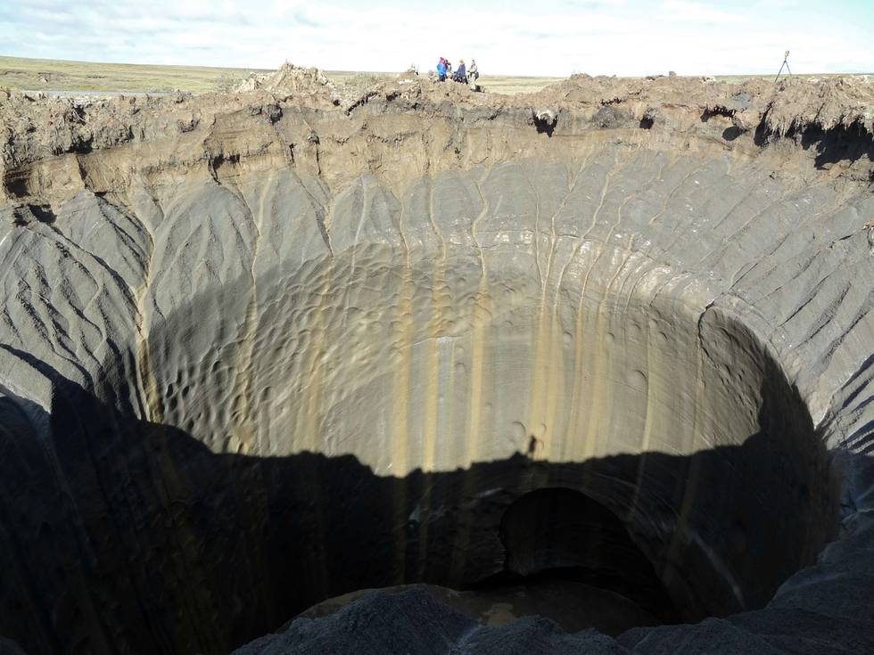 Dette krateret er 25 meter i diameter og 33 meter dybt. Det er det siste av 17 kratere forskerne har oppdaget, og ligger på halvøya Yamal i Sibir i Russland.