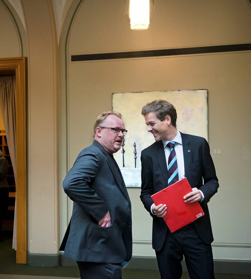 Det er ikke alltid smil når sentrum og Frp møtes. Her KrF-leder Knut Arild Hareide (t.h.) og Frps nestleder Per Sandberg. FOTO: NTB SCANPIX