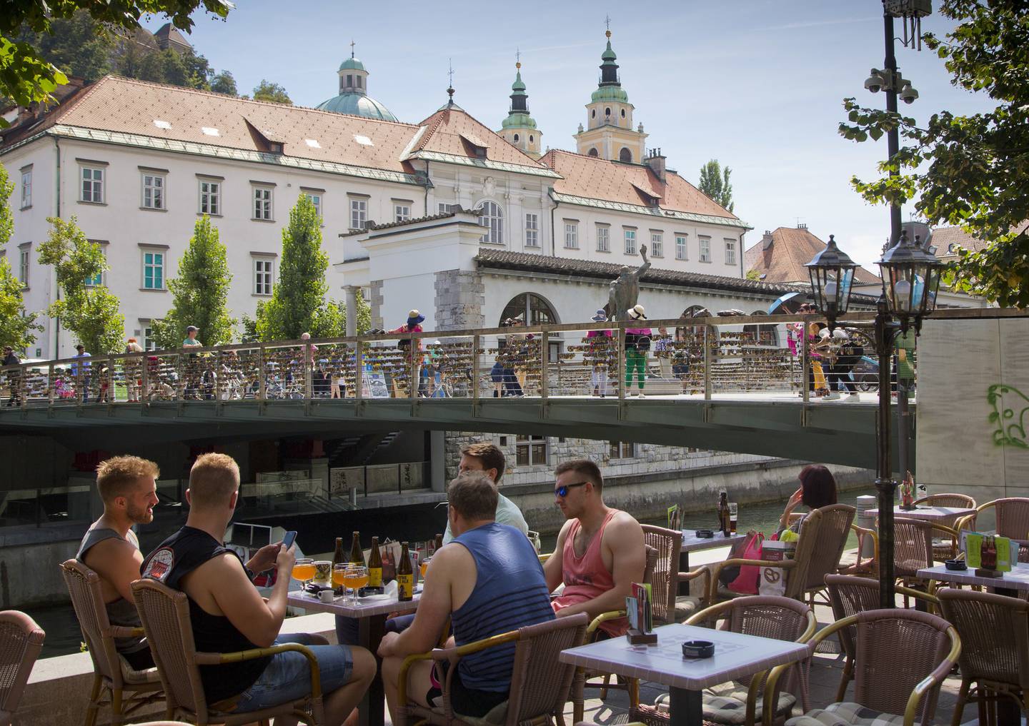 Turister på cafe i Ljubljana, hovedstaden i Slovenia.