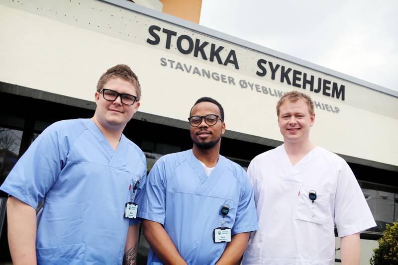 Stian Eliassen, Cecil Pratt og Frode Ulltang utenfor sin nye arbeidsplass på Stokka sykehjem. Foto: Tone Helene Oskarsen