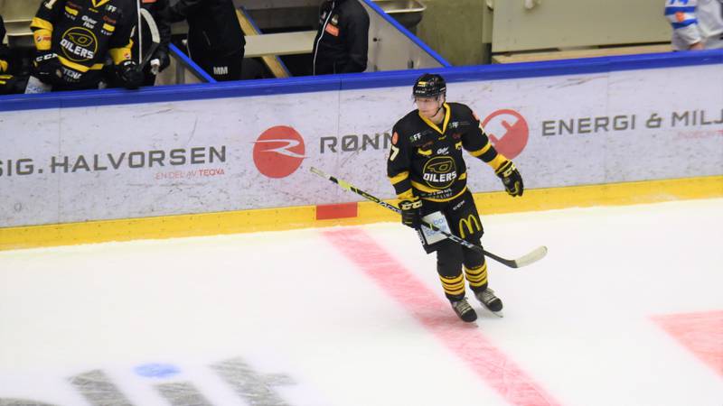 André Bjelland Standborg etter sin første scoring for Oilers. Foto: Kristoffer Knutsen