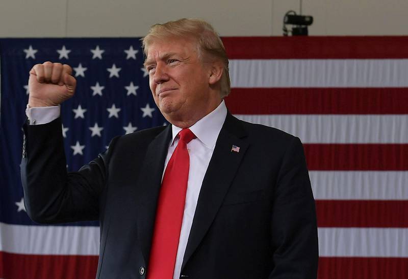 US President Donald Trump gestures after speaking to military personnel at Marine Corps Air Station Miramar in San Diego, California on March 13, 2018. / AFP PHOTO / MANDEL NGAN / ALTERNATIVE CROP 