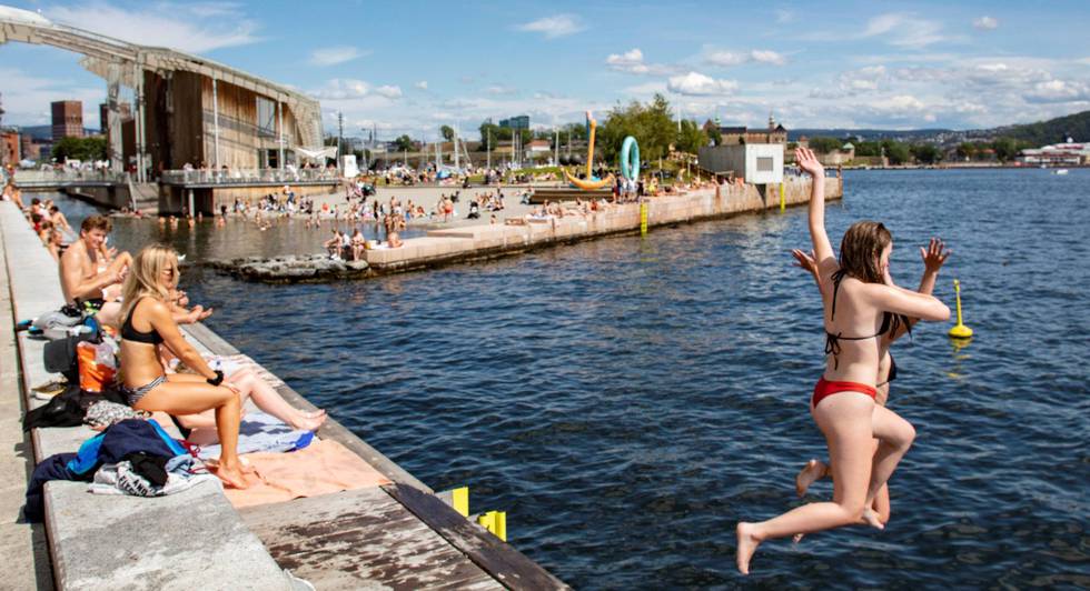 Denne uka blir det varmebølge i Sør-Norge. Her slikker badegjester sol og koser seg på Tjuvholmen i Oslo tidligere denne måneden.