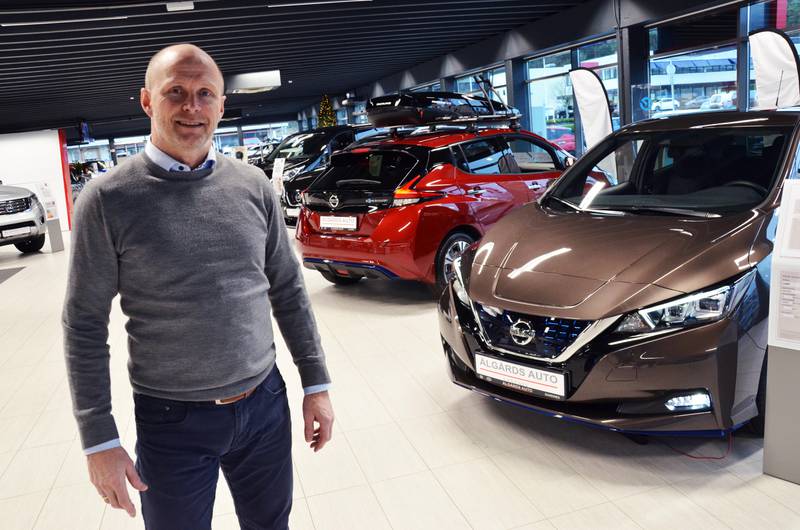 Ulf Karlsen, daglig leder hos Ålgårds Auto AS, er ikke redd for å ikke ha Nissan-biler i utstillingshallen sin i Sandnes når Brexit skjer etter nyttår. Foto: Arne Birkemo