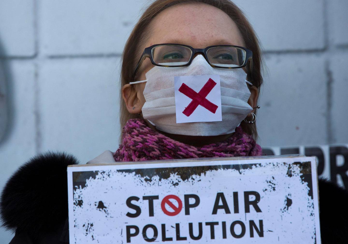 Over hele Europa protesteres det mot dårlig luftkvalitet. Her fra Pristina i Kosovo, tidligere i år. Foto: Visar Kryeziu/NTB scanpix